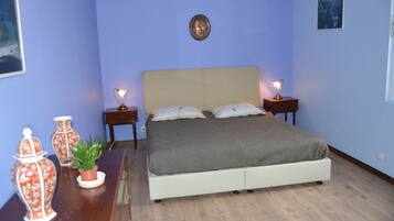 Habitación triple tradicional | Escritorio, cortinas blackout y wifi gratis