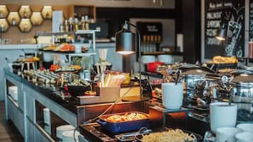 Café da manhã, almoço e jantar; culinária regional