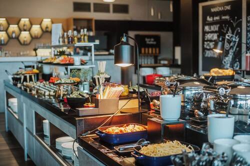 Petit déjeuner, déjeuner et dîner servis sur place