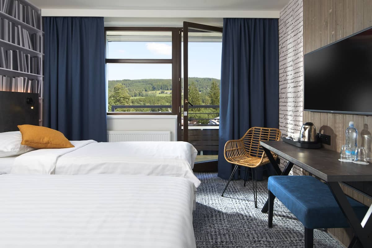 in-room safe, desk, laptop workspace, blackout curtains