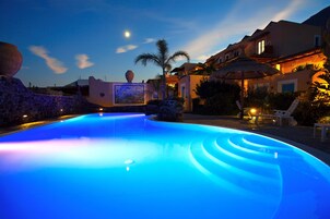 Piscina externa sazonal, guarda-sóis, espreguiçadeiras