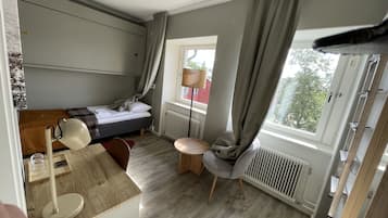 Basic Studio, 2 Twin Beds, Private Bathroom (Självhushåll) | Blackout drapes, iron/ironing board, cribs/infant beds, bed sheets