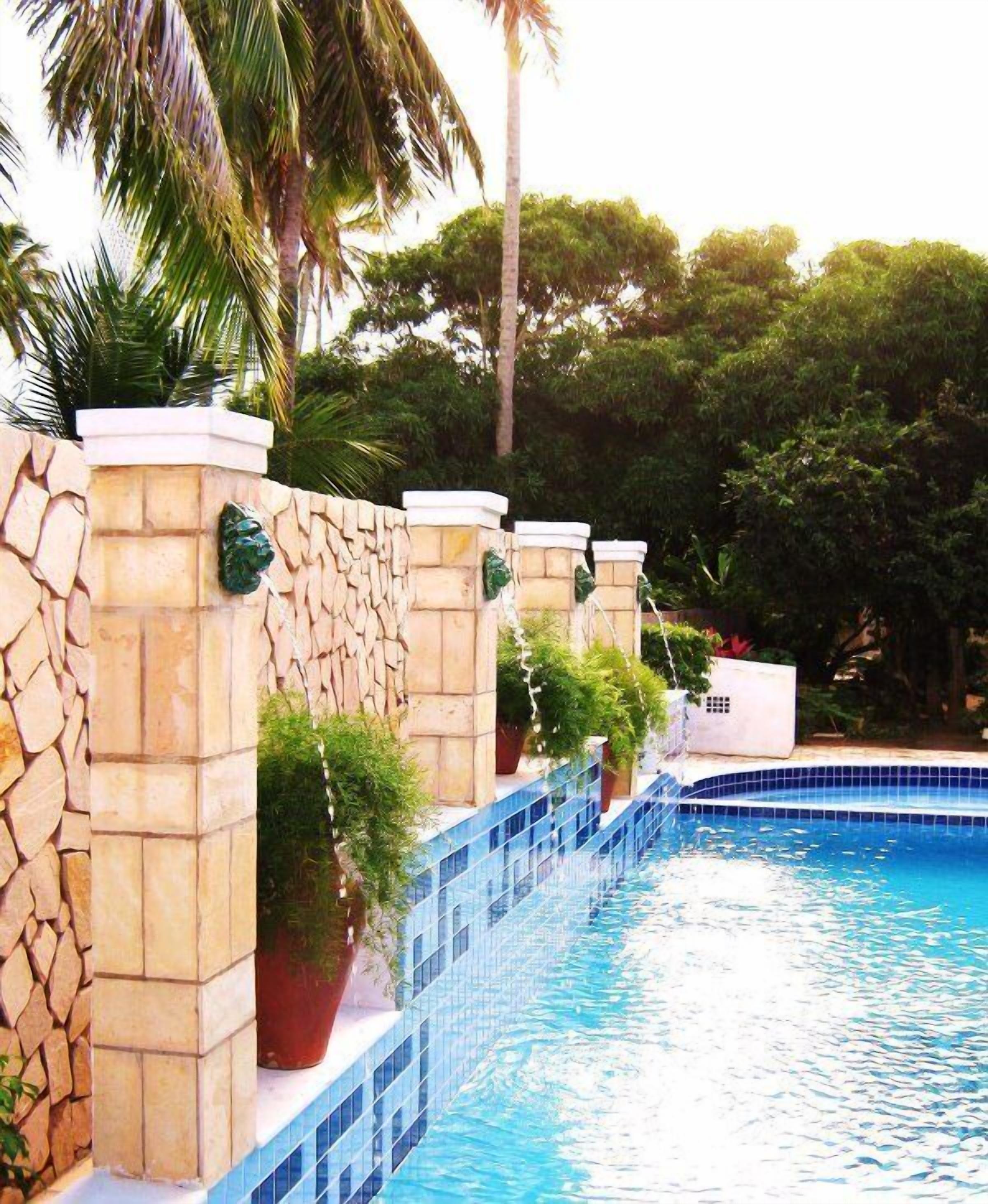 2 outdoor pools, open 8:30 am to 9:30 pm, pool loungers