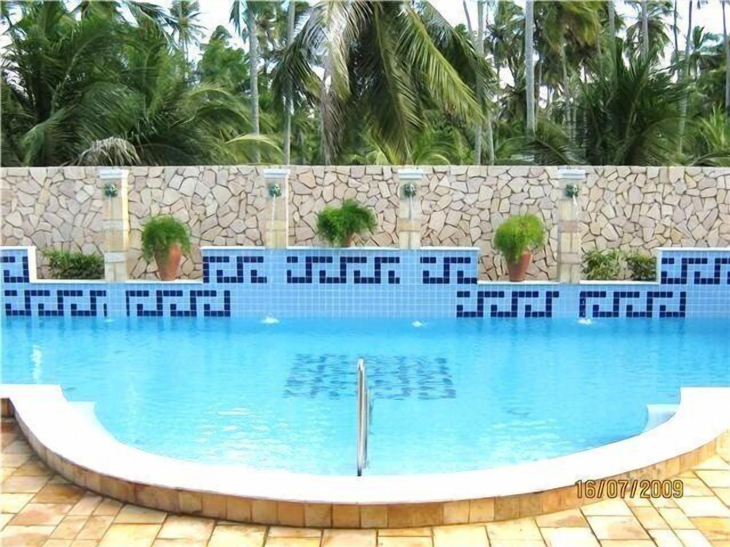 2 outdoor pools, open 8:30 am to 9:30 pm, pool loungers