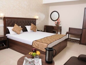 Peralatan tempat tidur premium, meja, Wi-fi percuma 