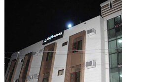 Um edifício com uma placa que diz 