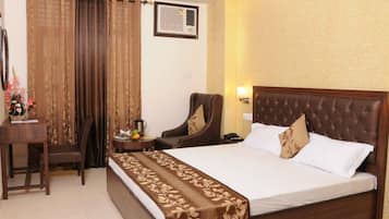 Premium bedding, desk, free WiFi