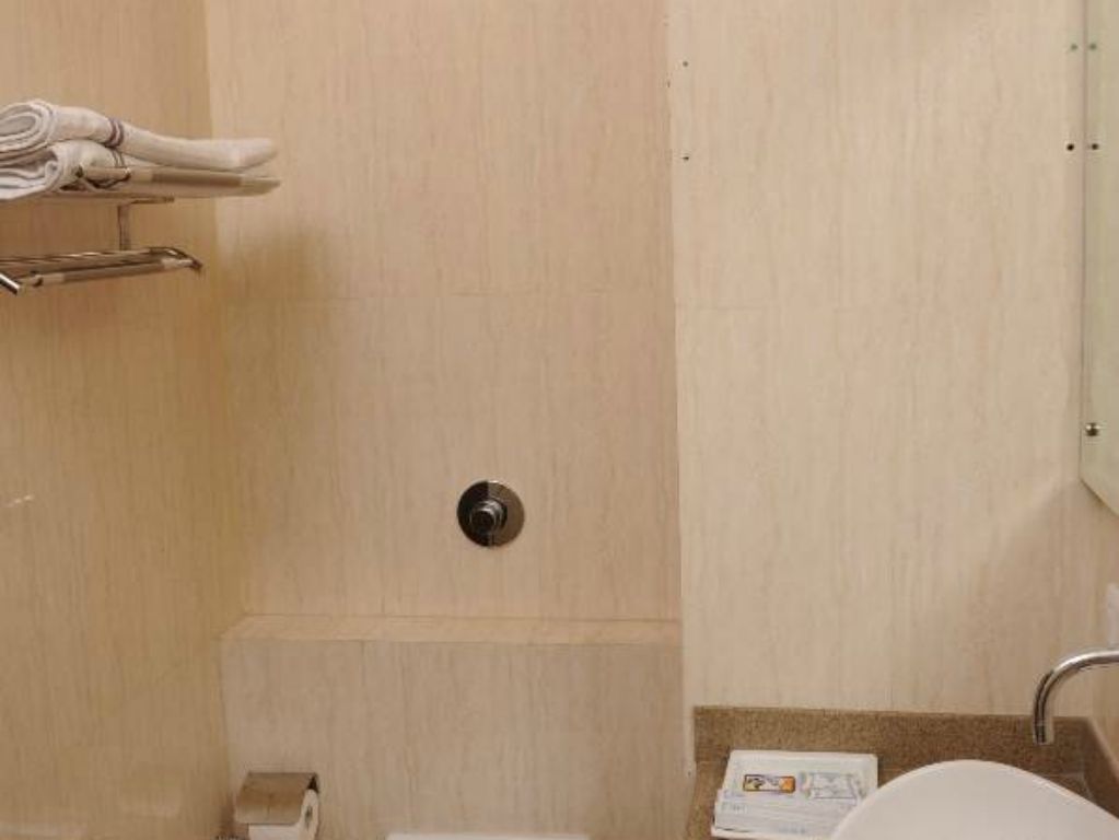 Dusche, kostenlose Toilettenartikel, Haartrockner, Hausschuhe