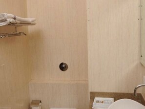 Pancuran mandi, kelengkapan dandanan diri percuma, pengering rambut 