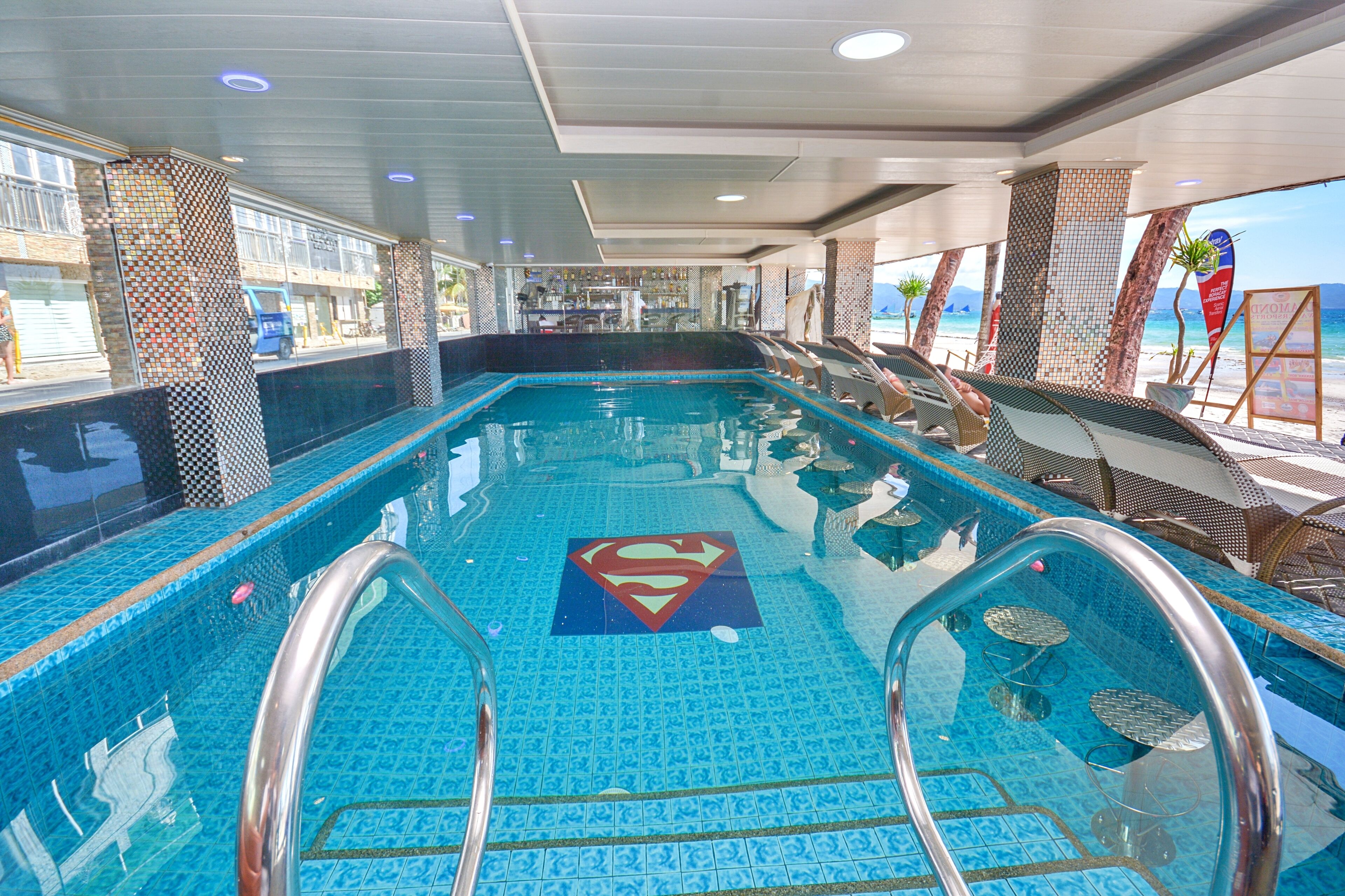 من حمّامات السباحة المغطاة، مقاعد للتشمس