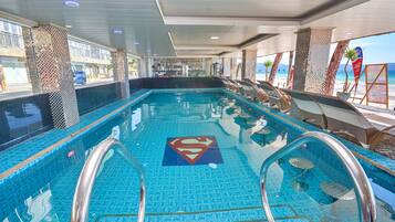 Innenpool, geöffnet von 10:00 Uhr bis 21:00 Uhr, Liegestühle