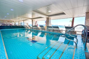 Een binnenzwembad, open van 10.00 uur tot 21.00 uur, en ligstoelen