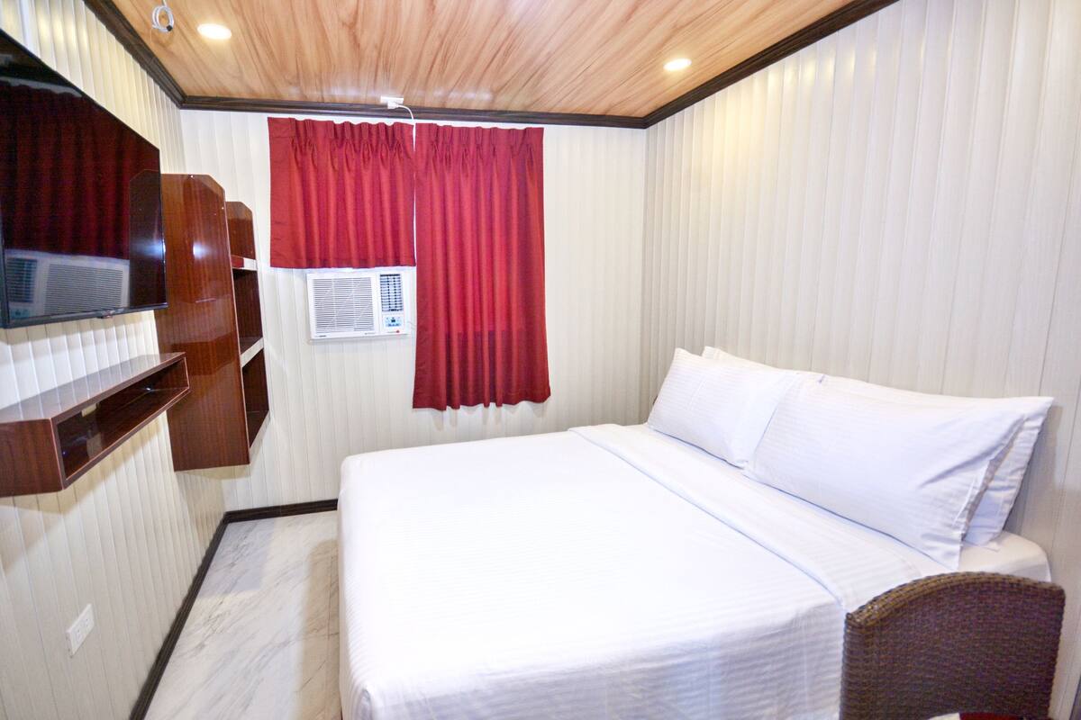 BUDGET ROOM with Shared Bathroom (Non-Beachfront) | Minibar, in-room safe, blackout drapes, WiFi (free)