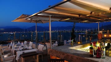 Quầy bar bên hồ bơi