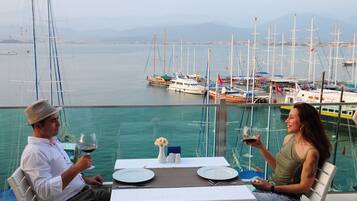 Breakfast, lunch and dinner served