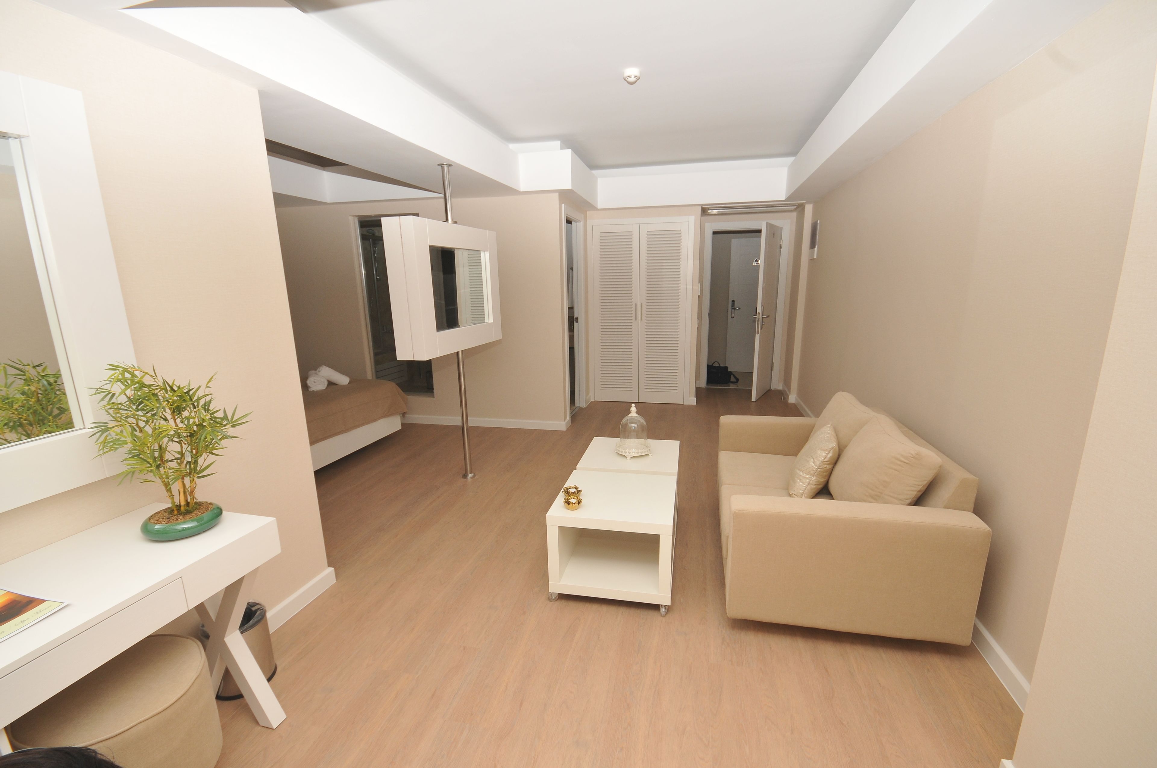 deluxe room, sea view | living area | 32-inch lcd tv with satellite channels, tv