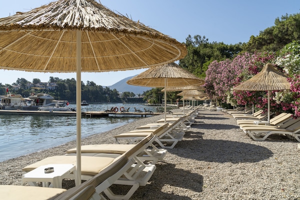 Private beach nearby, black sand, free beach shuttle, sun-loungers