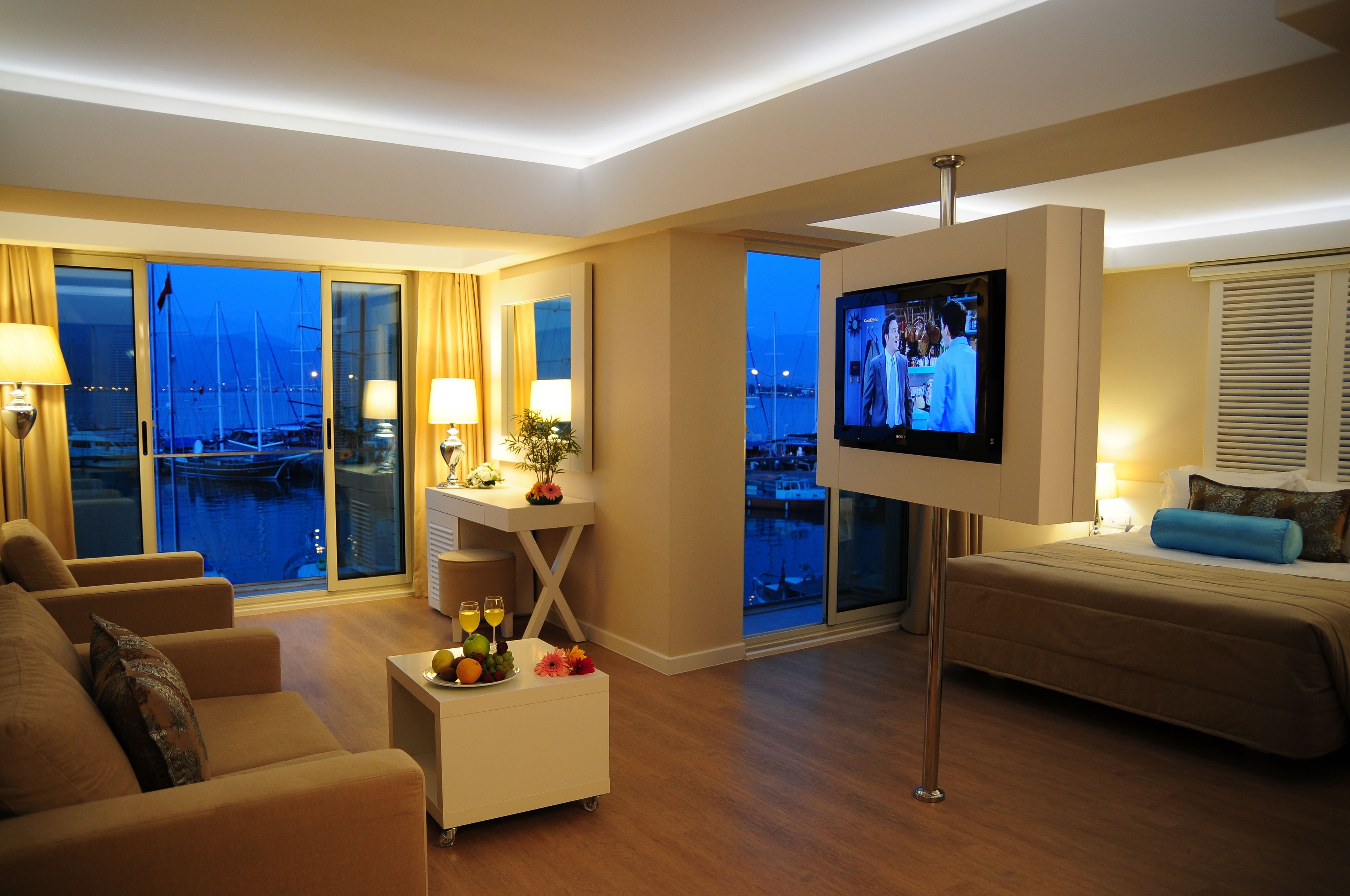 Chambre Deluxe, vue sur la mer | Aire de séjour | Téléviseur ACL de 32 po avec télévision par satellite, téléviseur