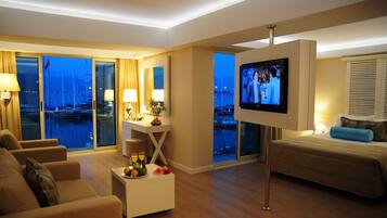 Chambre Deluxe, vue sur la mer | Aire de séjour | Téléviseur ACL de 32 po avec télévision par satellite, téléviseur