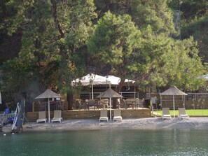 Playa privada en los alrededores y playa de arena negra 