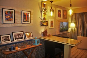 Signature Suite, 1 Bedroom, Non Smoking, Garden View | Living area | Flat-screen TV - Quintinha D' Arga (Caminha)