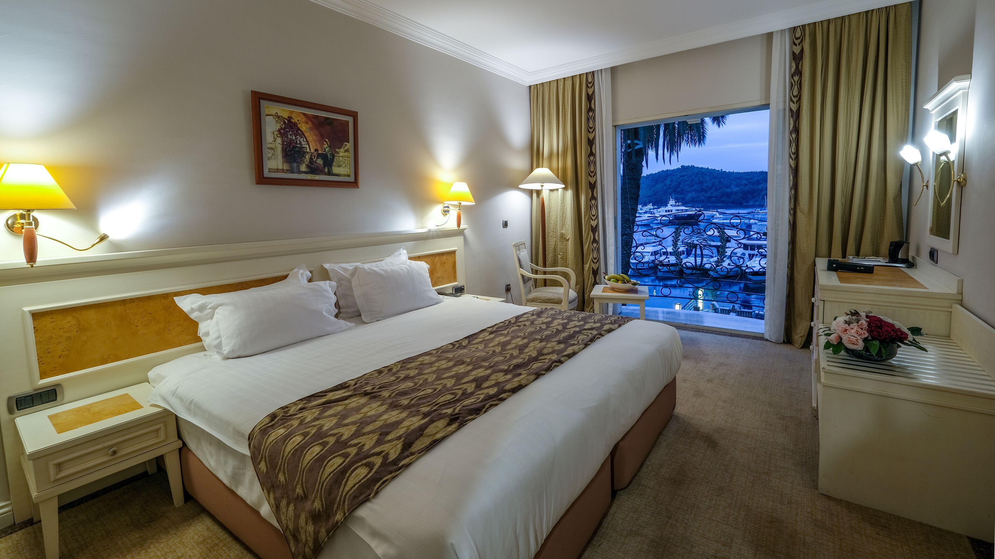 Minibar, in-room safe, free WiFi