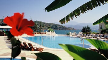 Piscine extérieure, chaises longues