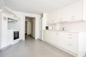 Apartamento superior, 1 habitación | Cocina privada | Frigorífico, microondas, horno y placa de cocina