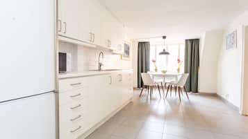 Departamento superior, 1 habitación | Cocina privada | Refrigerador, microondas, horno y parrilla de estufa