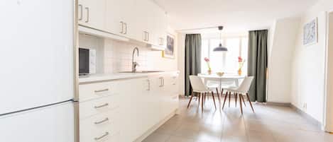 Superior appartement, 1 slaapkamer | Privékeuken | Een koelkast, een magnetron, een oven, een kookplaat