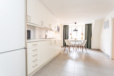 Refrigerador, microondas, horno, placa de cocina