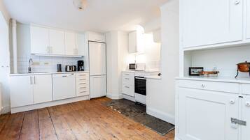 Apartment, 2 Bedrooms (Bäddsoffa) | Private kitchen | Fridge, microwave, oven, stovetop