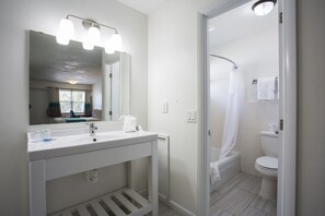 Nonsmoking Double Room  | Kamar mandi | Kombinasi shower/bathtub dan perlengkapan mandi gratis