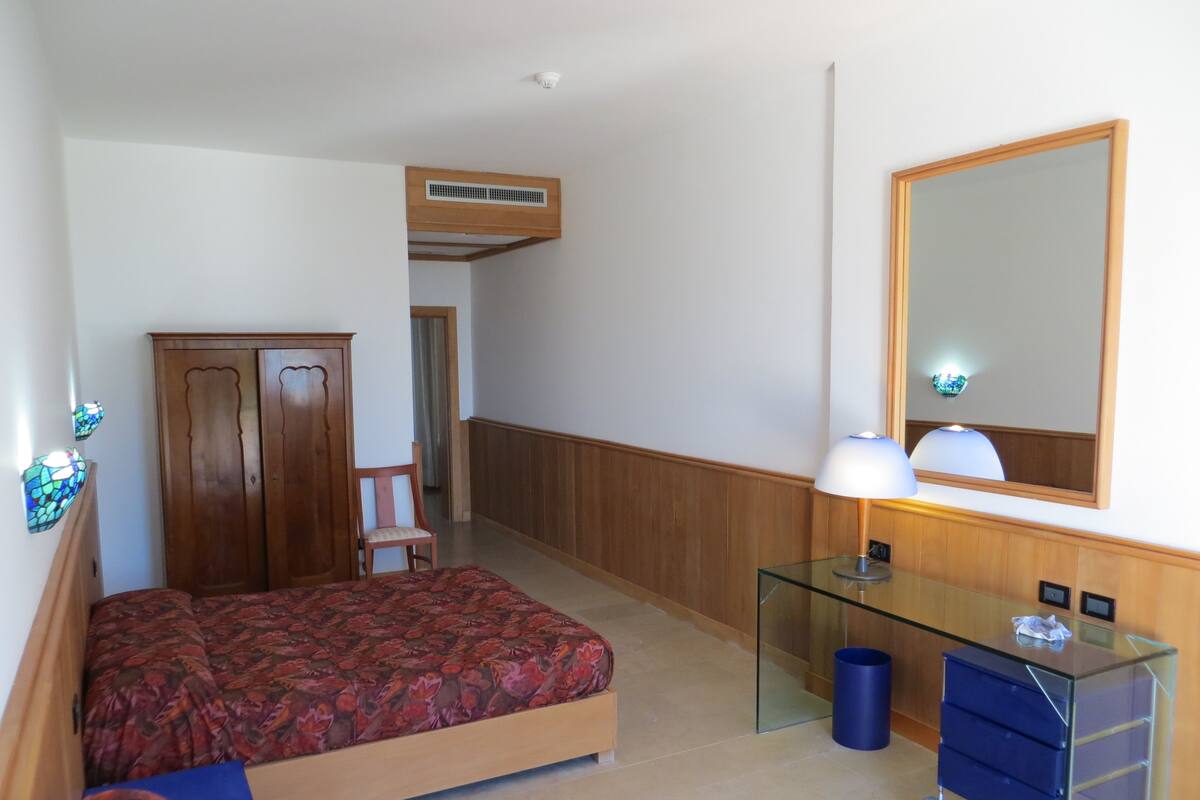 Een bureau, verduisterende gordijnen, extra bedden (toeslag)