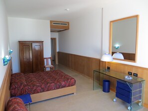Escritorio, cortinas blackout y camas extra