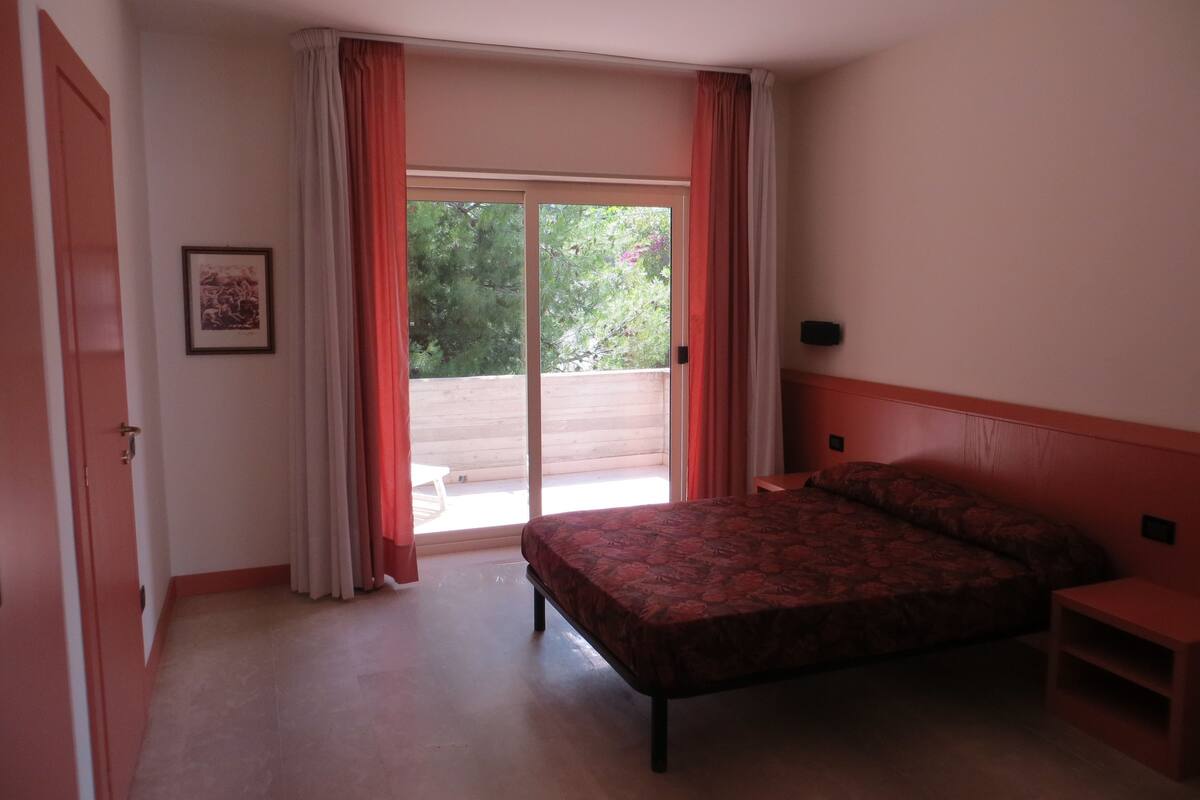 Escritorio, cortinas blackout y camas extra