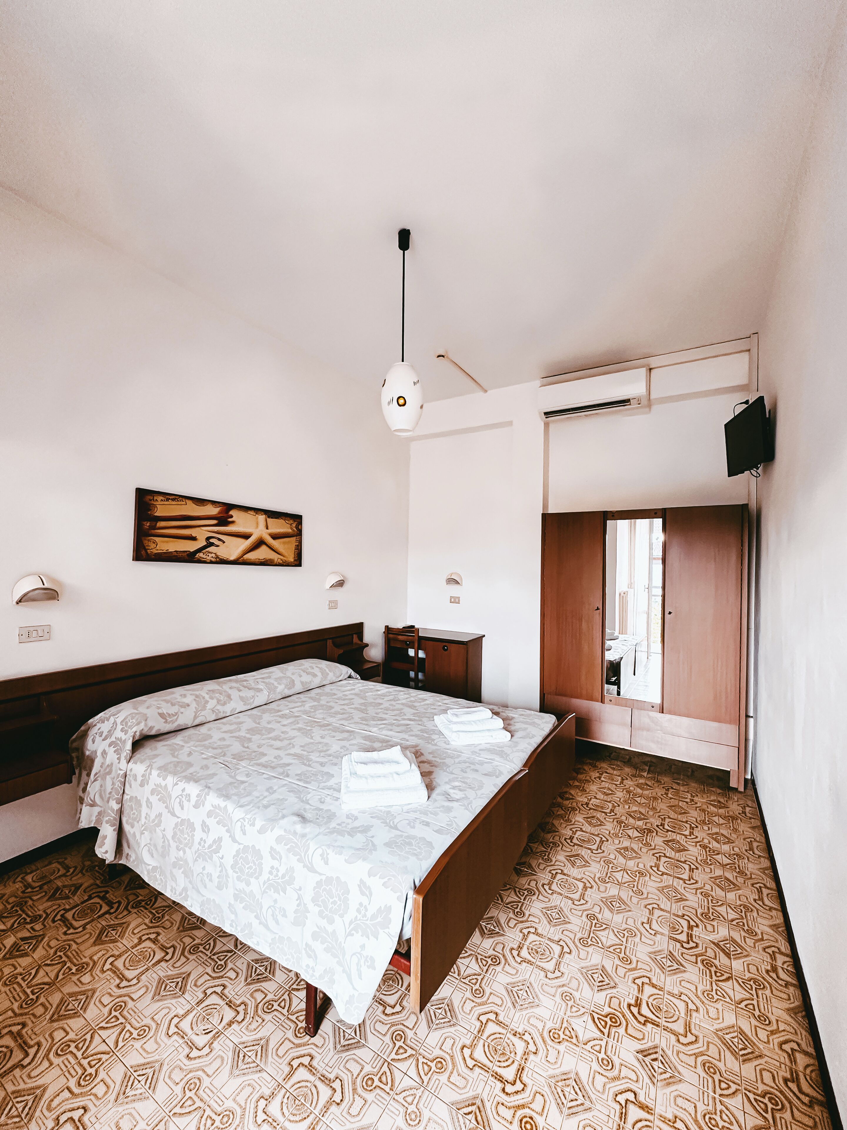 Escritorio, cunas, wifi gratis y ropa de cama 