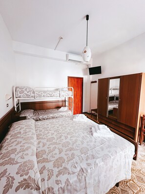 Escritorio, cunas, wifi gratis y ropa de cama 