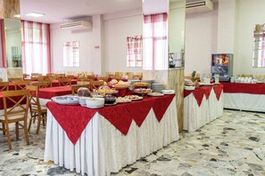 Free daily buffet breakfast