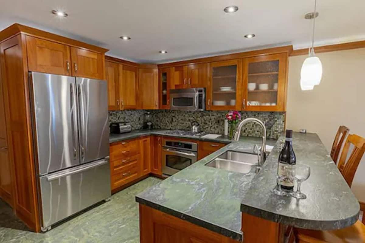 Premier Condo, 4 Bedrooms | Private kitchen