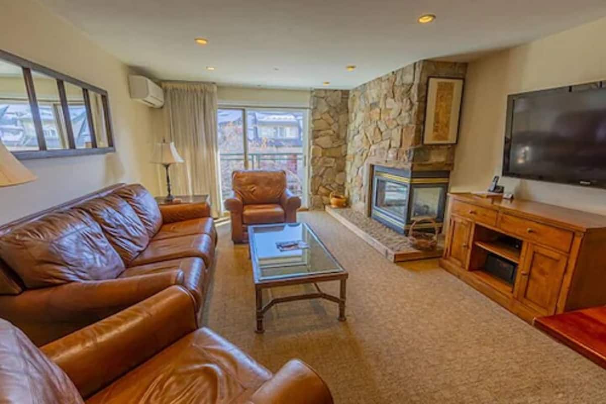 Deluxe Condo, 3 Bedrooms (2 1/2 Bath)
