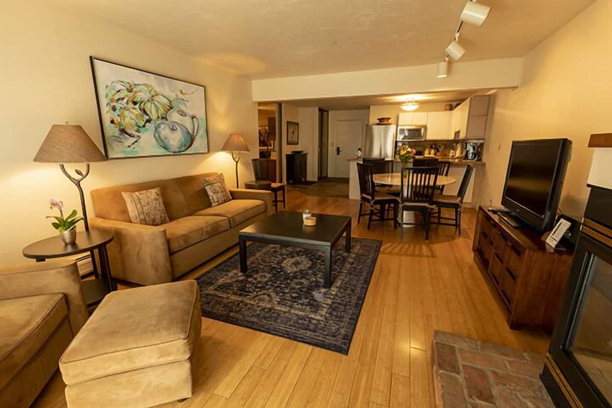 Deluxe Condo, 2 Bedrooms (2 Bath) | Private kitchen