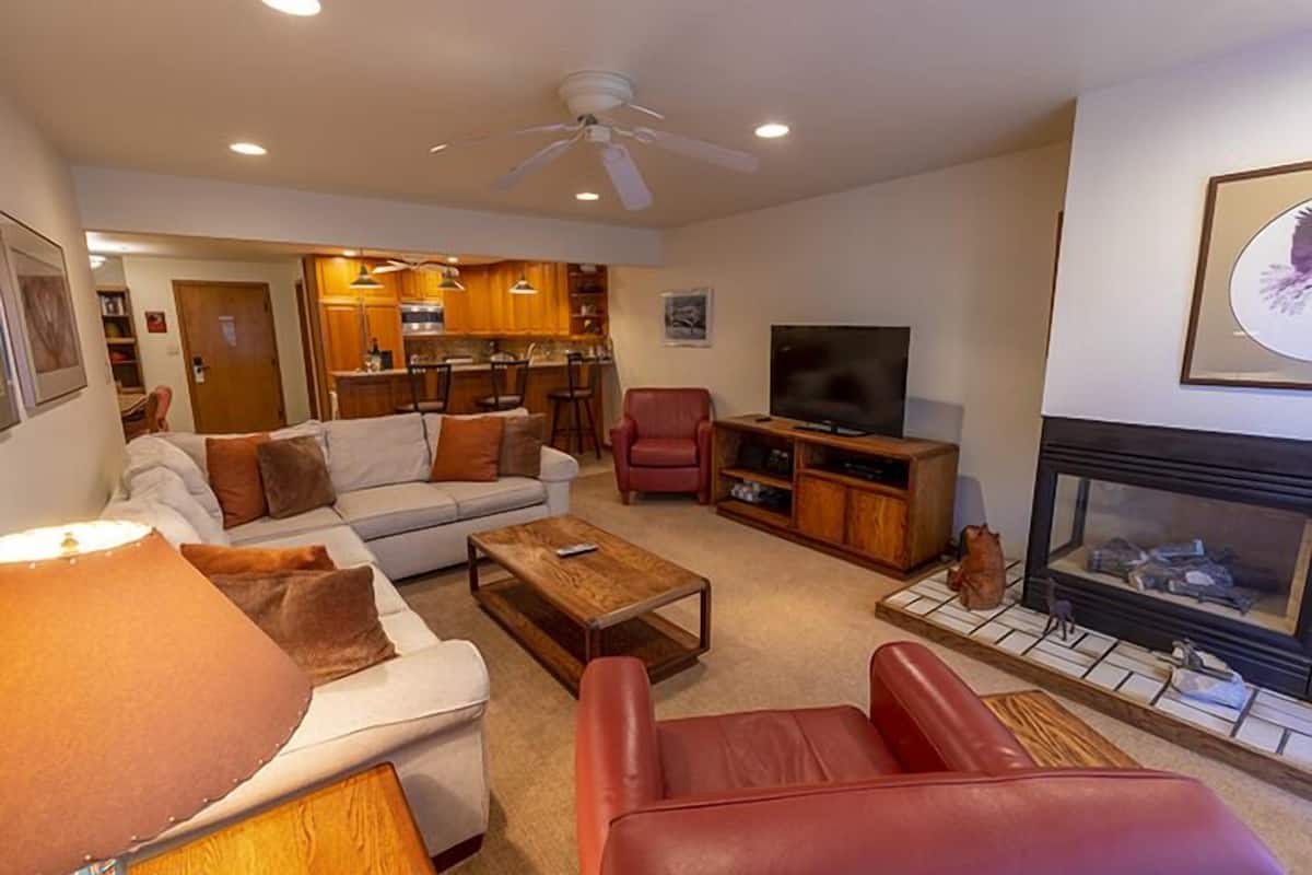 Standard Condo, 3 Bedrooms (2 1/2 Bath) | Living area