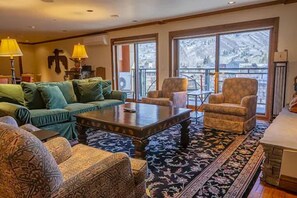 Premier-huoneisto, 5 makuuhuonetta | Tallelokero huoneessa, yksilöllisesti sisustettu