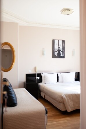 Habitación doble superior | Caja de seguridad en la habitación, escritorio y cortinas blackout