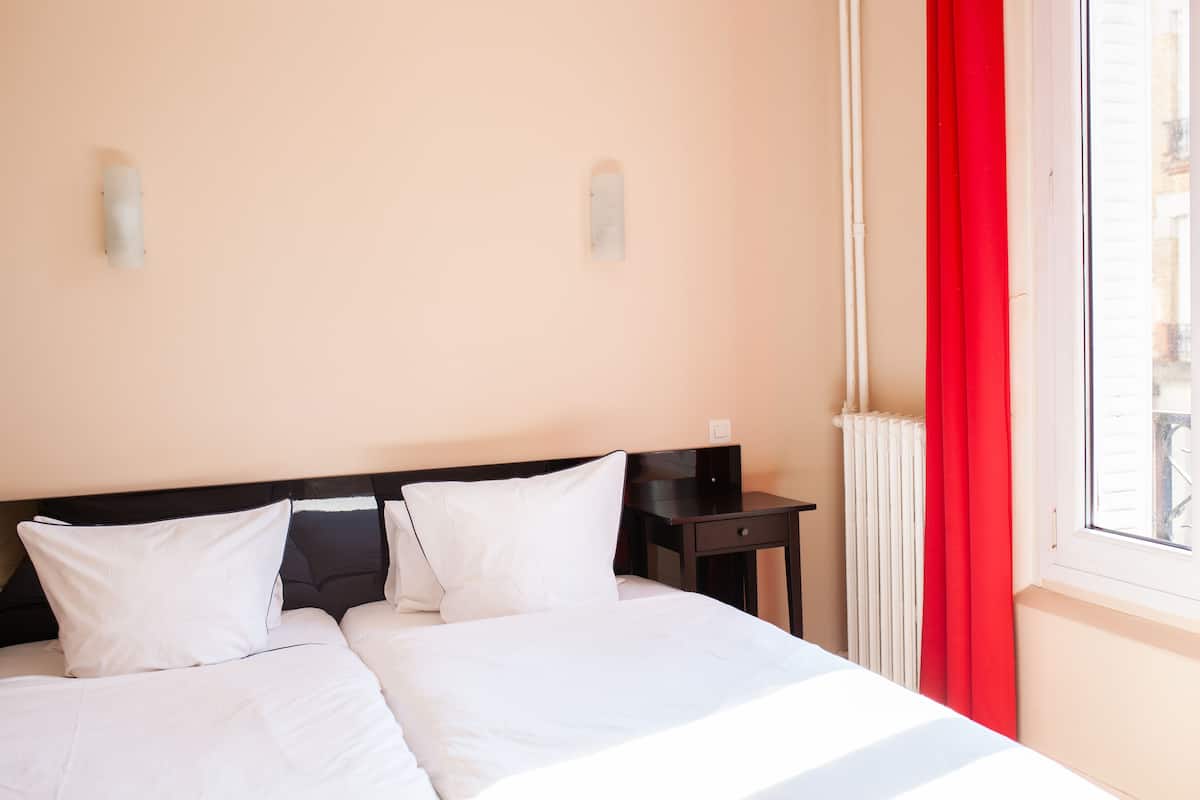 Superior-Zweibettzimmer | Zimmersafe, Schreibtisch, Verdunkelungsvorhänge, Bügeleisen/Bügelbrett