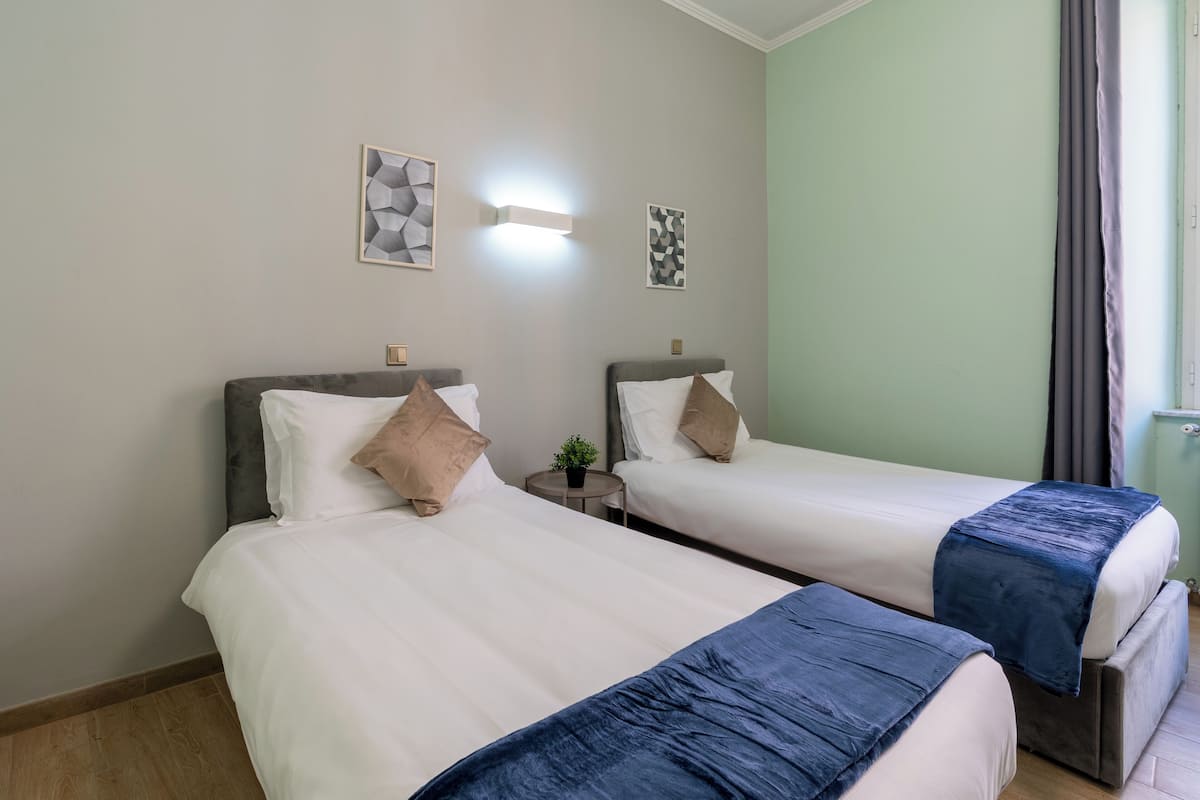 Habitación con 2 camas individuales | Caja de seguridad en la habitación, escritorio y insonorización