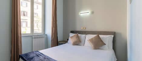 Economy Room | Down comforters, in-room safe, desk, soundproofing