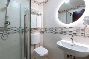 Quarto standard | Banheiro | Chuveiro, produtos de toalete grátis, secador de cabelo, bidê