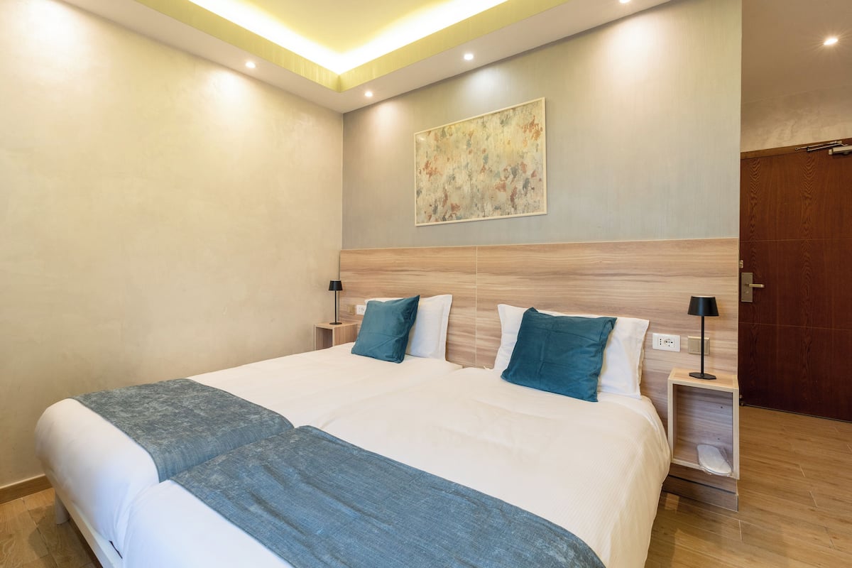 Quarto duplo standard | Frigobar, cofres nos quartos, escrivaninha, quartos à prova de som